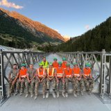 Les militaires posent devant le pont tout juste terminé, vendredi 27 juin à 21h15.